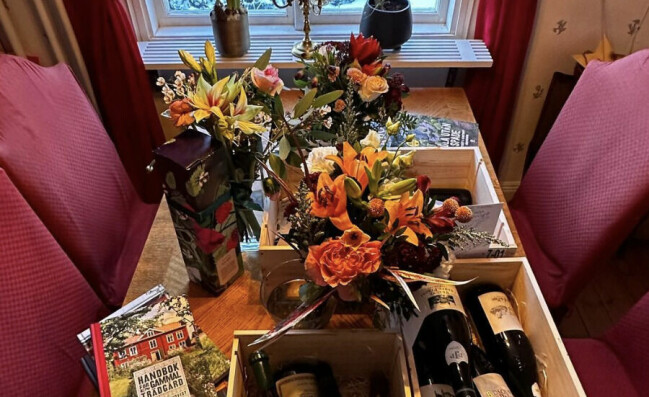 Här är TV4-kollegornas presenter till Kristofferson. Trädgårdsböcker, blomster och ett par vinare. Här är TV4-kollegornas presenter till Kristofferson. Trädgårdsböcker, blomster och ett par vinare.
