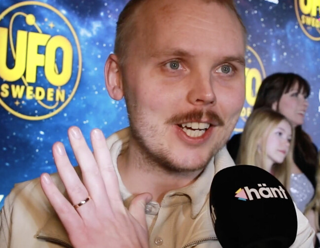 Alfred visar upp ringen på röda mattan! Alfred visar upp ringen på röda mattan!