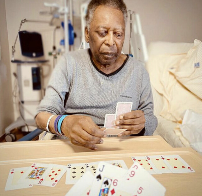 På sjukhuset spelar Pelé bland annat kort.