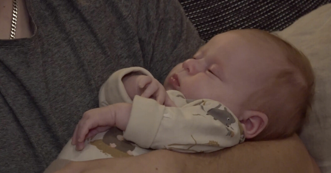 Ines sover i pappas trygga famn.