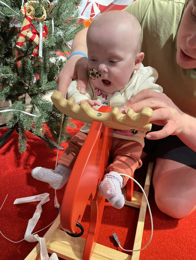 Nu har Ava äntligen fått komma hem och kan fira sin första jul med lyckliga familjen.