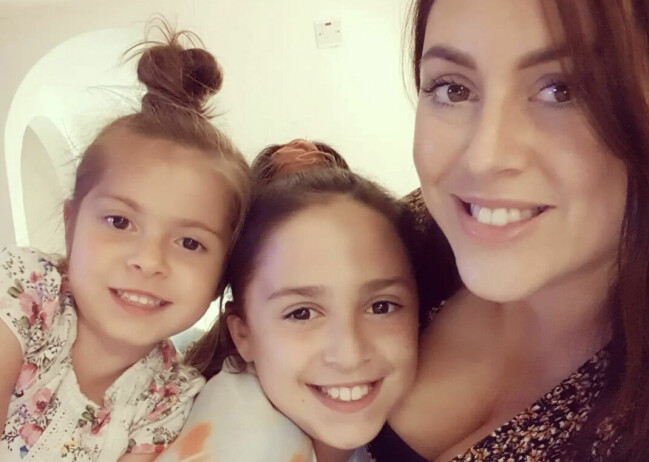 Georgia med sin fem år äldre syster Millie och mamman Jodie. Georgia med sin fem år äldre syster Millie och mamman Jodie.