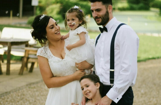 Hela familjen samlad. Numera är däremot inte Jodie och Adam ett par längre. Pappan Adam har flyttat ut. Hela familjen samlad. Numera är däremot inte Jodie och Adam ett par längre. Pappan Adam har flyttat ut.