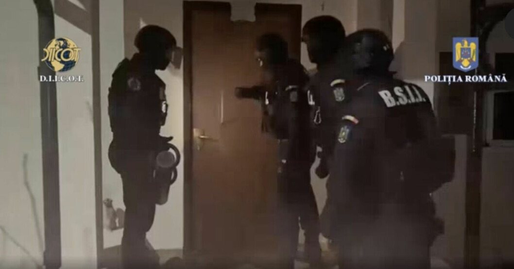 Tungt beväpnad polis grep Andrew Tate och hans bror i en lyxvilla i Rumänien i natt