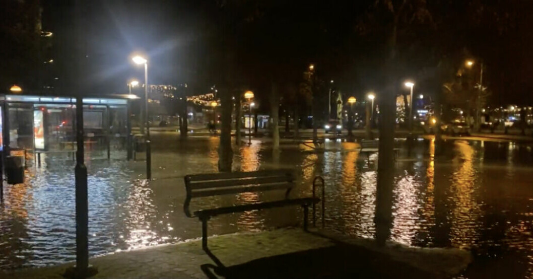 Karlskrona under den tidiga morgonen, när det fortfarande var mörkt ute. Karlskrona under den tidiga morgonen, när det fortfarande var mörkt ute.