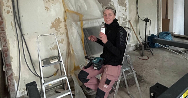 Sarah Sjöström säger att det är tur att hennes pappa tidigare har varit snickare, för han verkar hjälpa paret en del. Sarah Sjöström säger att det är tur att hennes pappa tidigare har varit snickare, för han verkar hjälpa paret en del.