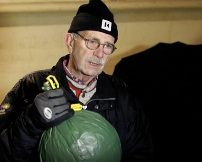 Eje håller i sin största fyrverkeripjäs som blir lika stor som fyra fotbollsplaner när den utlöser sig i himlen.