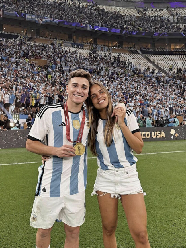 Julián Àlvarez och Emilia Ferraro efter Argentinas VM-guld i Qatar.