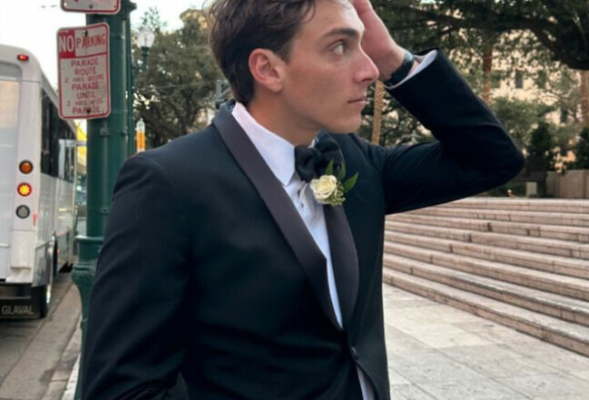 Armand Duplantis poserar utanför kyrkan. Armand Duplantis poserar utanför kyrkan.