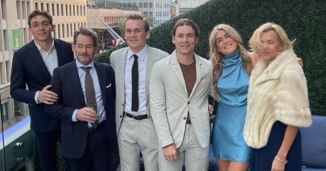 Armand Duplantis med pappa Greg, storebröderna Antoine och Andreas, lillasyster Johanna och mamma Helena. Armand Duplantis med pappa Greg, storebröderna Antoine och Andreas, lillasyster Johanna och mamma Helena.