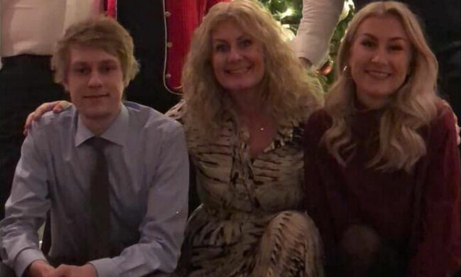 Joacim tillsammans med sin mamma Cecilie och systern Celina. Joacim tillsammans med sin mamma Cecilie och systern Celina.