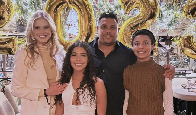 Ronaldo, Celine Locks och hans två döttrar firade in det nya året. Ronaldo, Celine Locks och hans två döttrar.