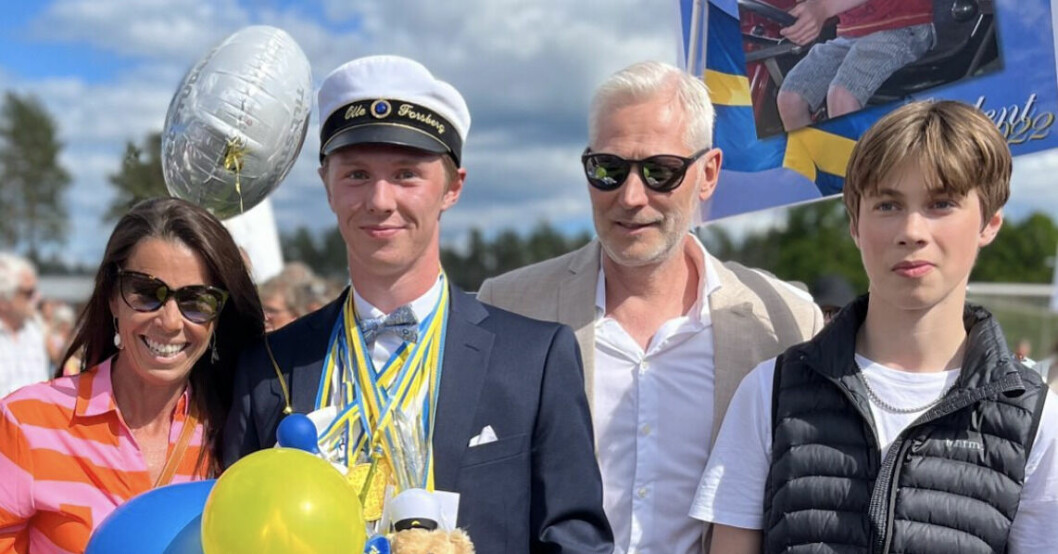 Magdalena Forsberg med maken Henrik och deras söner Olle (som tagit studenten på kortet) och Erik.