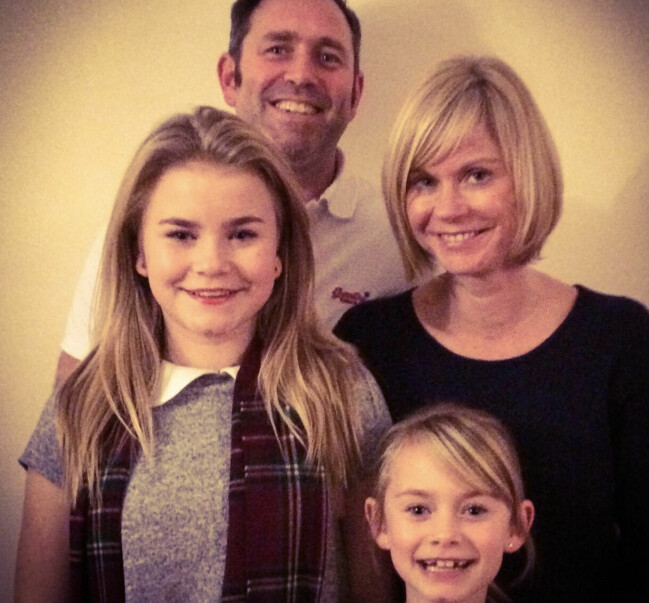 Ett gammalt familjefoto med pappa Simon, mamma Nikki, storasyster Amy och lillasyster Emily. Bilden från 2015. Ett gammalt familjefoto med pappa Simon, mamma Nikki, storasyster Amy och lillasyster Emily.