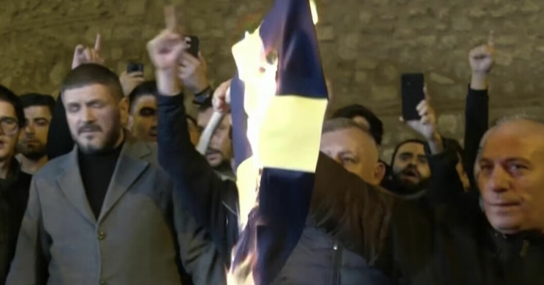 Demonstrationer i Turkiet mot Sverige – svenska flaggan bränns upp