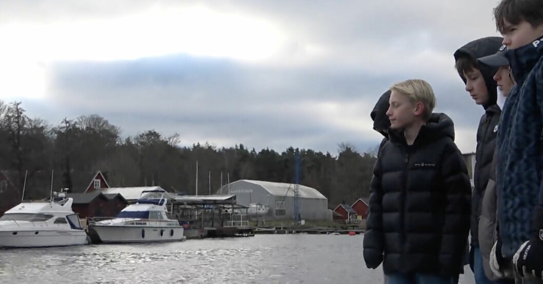 De sex ungdomarna blickar ut över hamnen i Åhus, där de ofta hänger