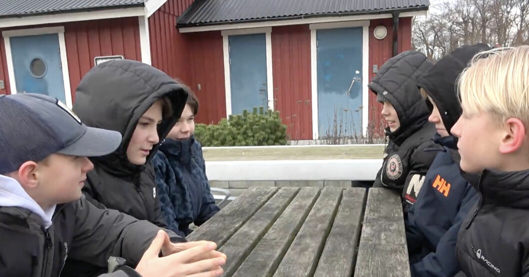 Pojkarna hoppade i vattnet och räddade flickan och hennes farfar, sedan ringde de 112. Pojkarna hoppade i vattnet och räddade flickan och hennes farfar, sedan ringde de 112.