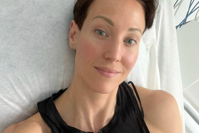 Elin Kjos har en podcast tillsammans med sin tvillingsyster Ida. I <span class=" italic" data-lab-italic_desktop="italic">Systrarna Kjos</span> talar de bland annat om olika livsstilar och träning och hälsa. Elin Kjos har en podcast tillsammans med sin tvillingsyster Ida. I Systrarna Kjos talar de bland annat om olika livsstilar och träning och hälsa.