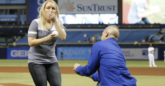 Melissa hade aldrig gissat att Cameron skulle fria till henne på en baseballmatch. Det kom som en stor chock. Melissa hade aldrig gissat att Cameron skulle fria till henne på en baseballmatch. Det kom som en stor chock.