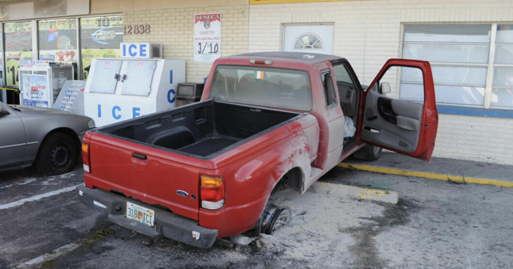 Den lokala Clearwater-polisens egna bilder på Robert Burtons bil som kört fast på en parkeringsplats.