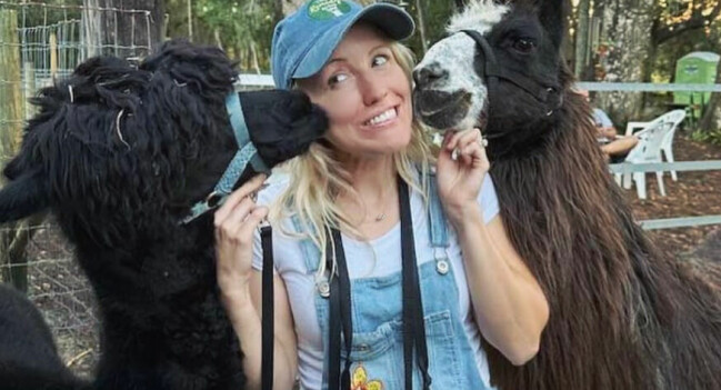 Melissa mellan två av parets alla alpackor. De verkar ha en härlig relation. Melissa mellan två av parets alla alpackor. De verkar ha en härlig relation.
