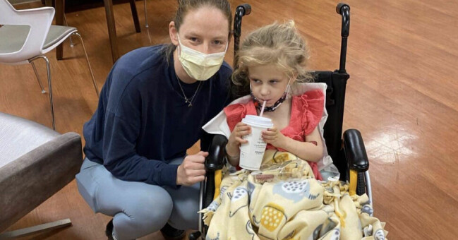 Mamma Clare och äldsta dottern Isla. De mår tillräckligt bra för att flyga hem till Australien nu. Mamma Clare och äldsta dottern Isla. De mår tillräckligt bra för att flyga hem till Australien nu.
