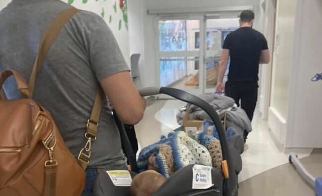 Familjen var kvar på sjukhuset i mindre än 24 timmar efter att Louie hade opererat bort sina ben. Sedan dröjde det över ett år innan han fick sina proteser. Familjen var kvar på sjukhuset i mindre än 24 timmar efter att Louie hade opererat bort sina ben. Sedan dröjde det över ett år innan han fick sina proteser.