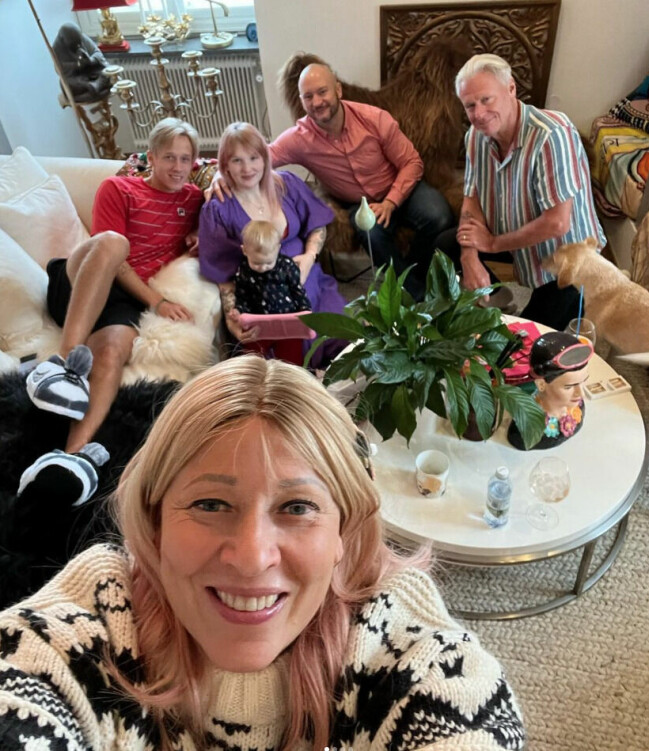 En groupie från i julas. Patricia tar bilden och i bakgrunden syns sonen Leo (t.v.), dottern Bianca och hennes make Jacob, deras son Neo samt Björn Borg (t.h.). En groupie från i julas. Patricia tar bilden och i bakgrunden syns sonen Leo (t.v.), dottern Bianca och hennes make Jacob, deras son Neo samt Björn Borg (t.h.).