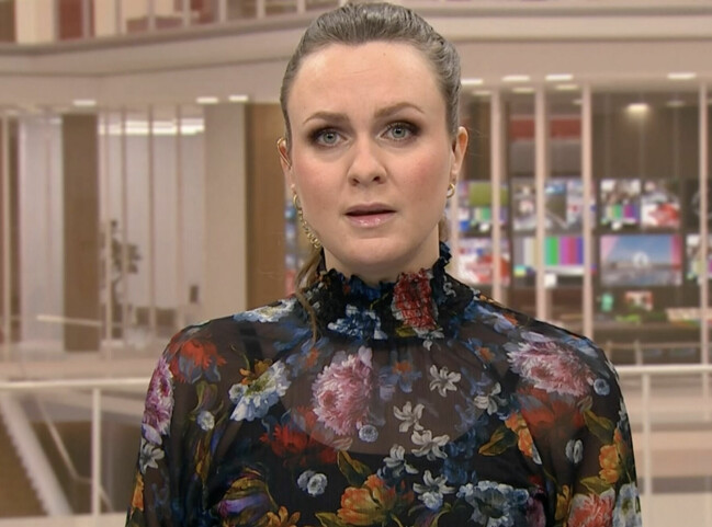 Maria Snellman läser nyheterna i Nyhetsmorgon. Maria Snellman läser Nyheterna i Nyhetsmorgon.