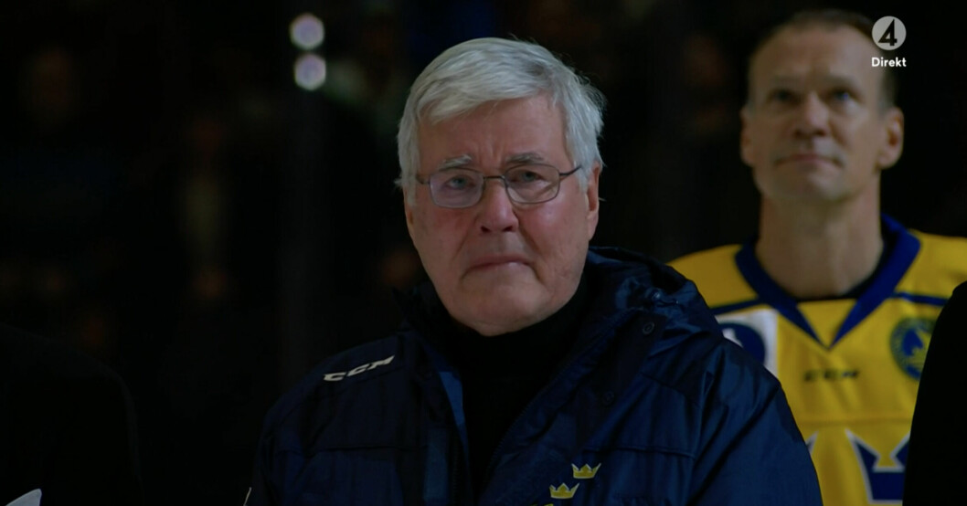Börje Salmings storebror Stig Salming i tårar under hyllningsången till Börje inför hyllningsmatchen. Stig Salming i tårar under hyllningen till Börje inför hyllningsmatchen.