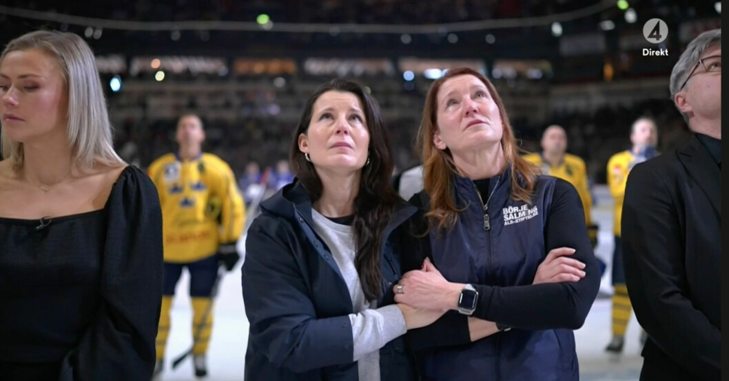 Börje Salmings dotter Teresa och fru Pia Salming håller om varandra med tårar i ögonen under hyllningssången. Börje Salmings dotter Teresa och fru Pia Salming håller om varandra med tårar i ögonen under hyllningssången.
