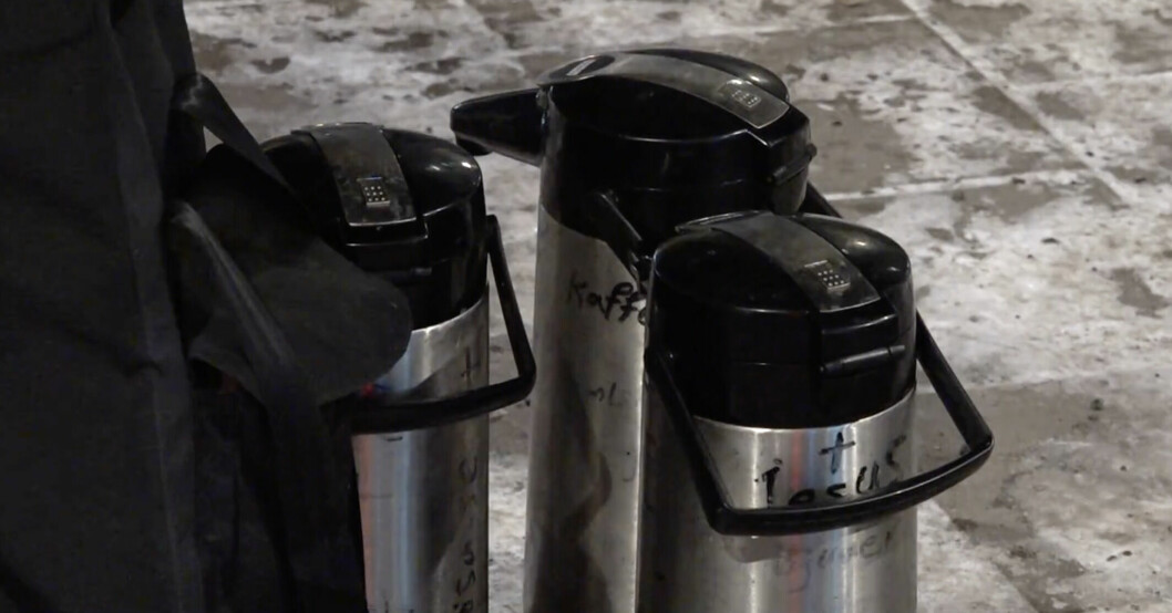 Kaffet är det viktigaste för de flesta. Att få lite värme i kroppen. ”Jesus bjuder”, står det på termosen.
