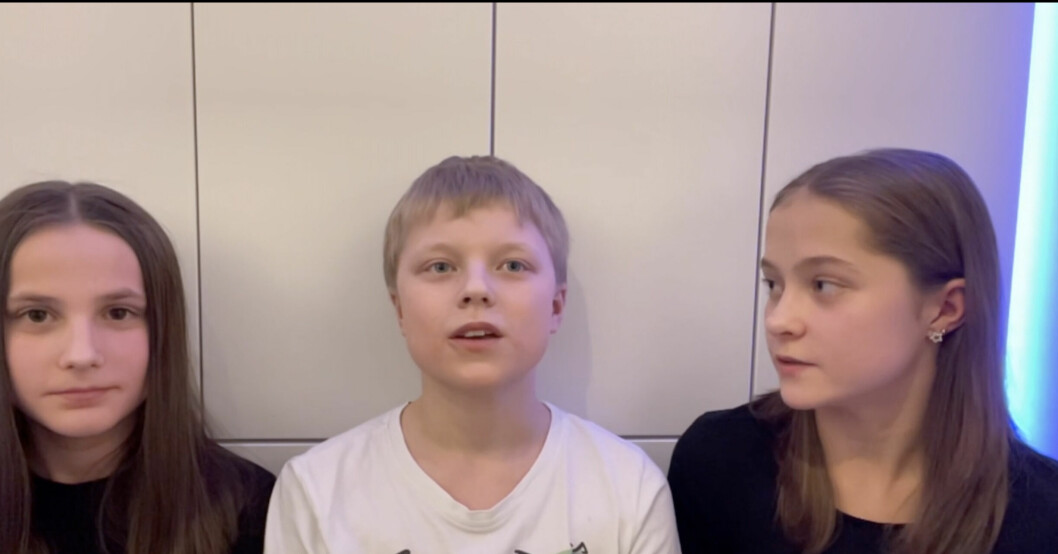 Ida (t.h.) tryckte på nödstopp och Vincent (mitten) sprang upp i backen till platsen där Milja (t.v.) låg. Då tog han av henne jackan och gjorde HLR på henne. Ida (t.h.) tryckte på nödstopp och Vincent (mitten) sprang upp i backen till platsen där Milja (t.v.) låg. Då tog han av henne jackan och gjorde HLR på henne.