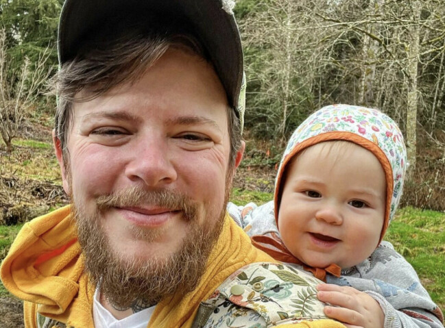 En skogspromenad för lilla Wilder Lea som älskar att vara utomhus med sin pappa. En skogspromenad för lilla Wilder Lea som älskar att vara utomhus med sin pappa.