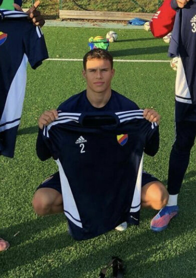 Leo Hellenius håller i Djurgårdens matchtröja, augusti 2022. Leo Hellenius