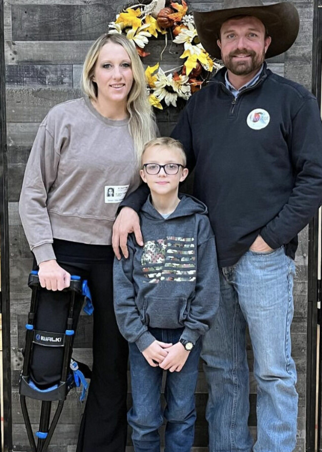 Angie med maken John och sonen Jase. Hon har sin iWalk med sig, den krycka som hon oftast använder. Angie med maken John och sonen Jase. Hon har sin iWalk med sig, den krycka som hon oftast använder.