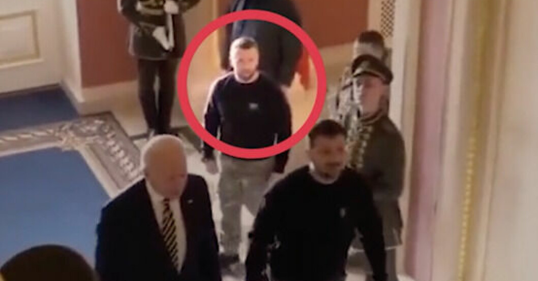 Mannen inser först inte att han syns i bild, sedan blir han misstänksam och börjar avvakta.