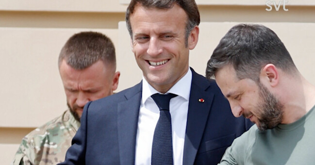 Donets skymtas bakom Emmanuel Macrons högra axel. Inte slående lik Zelenskyj i närbild.