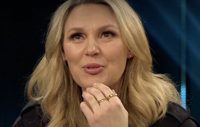 Sanna Nielsen blev märkbart rörd i Carina Bergfeldt. Sanna Nielsen blev märkbart rörd i Carina Bergfeldt.