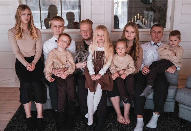 Deras nio barn är samlade på samma bild.