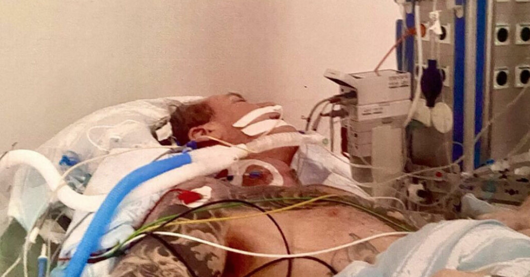 Patrik Sjöberg låg på sjukhuset för sin dubbla lunginflammation. Samtidigt hade han blodförgiftning. Läget var kritiskt. Patrik Sjöberg låg på sjukhuset för sin dubbla lunginflammation. Samtidigt hade han blodförgiftning. Läget var kritiskt.