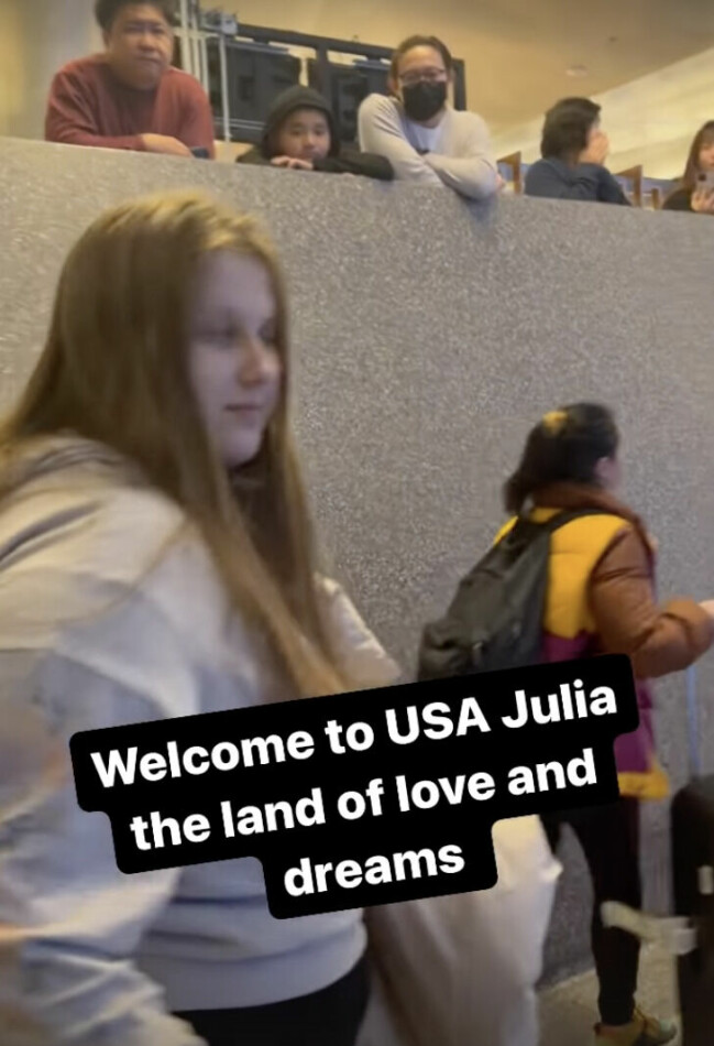 Julia Wendell landar på en flygplats i USA.