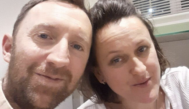 Daniel och Juliet hemma i Storbritannien. De har varit ett par i många år. Daniel och Juliet hemma i Storbritannien. De har varit ett par i många år.