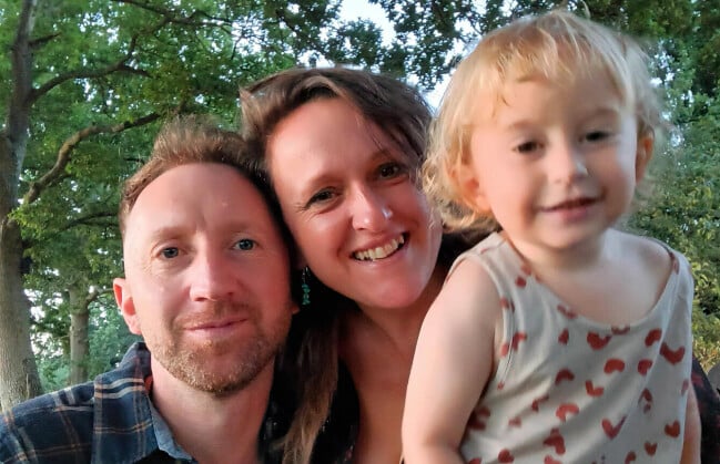 Daniel och Juliet med sin dotter Lyra som föddes under sommaren 2020. Daniel och Juliet med sin dotter Lyra som föddes under sommaren 2020.