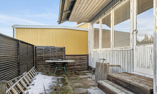 Altanen på husets framsida. Altanen på husets framsida.