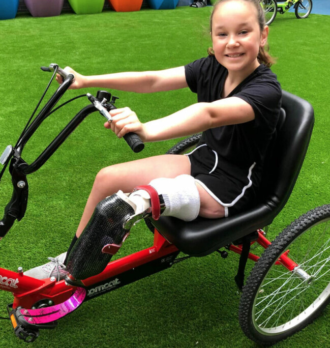 Amelia med sin nya, sportigare protes som gör det lättare för henne att springa och röra sig snabbt. Amelia med sin nya, sportigare protes som gör det lättare för henne att springa och röra sig snabbt.