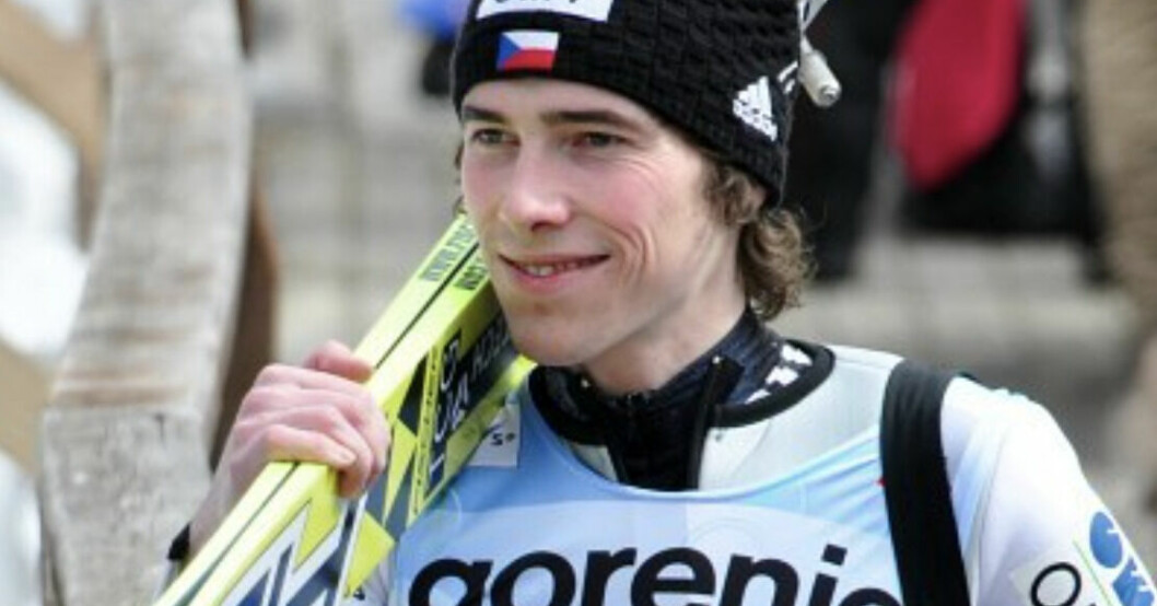 Antonín Hájek med sina skidor och ett leende på läpparna.