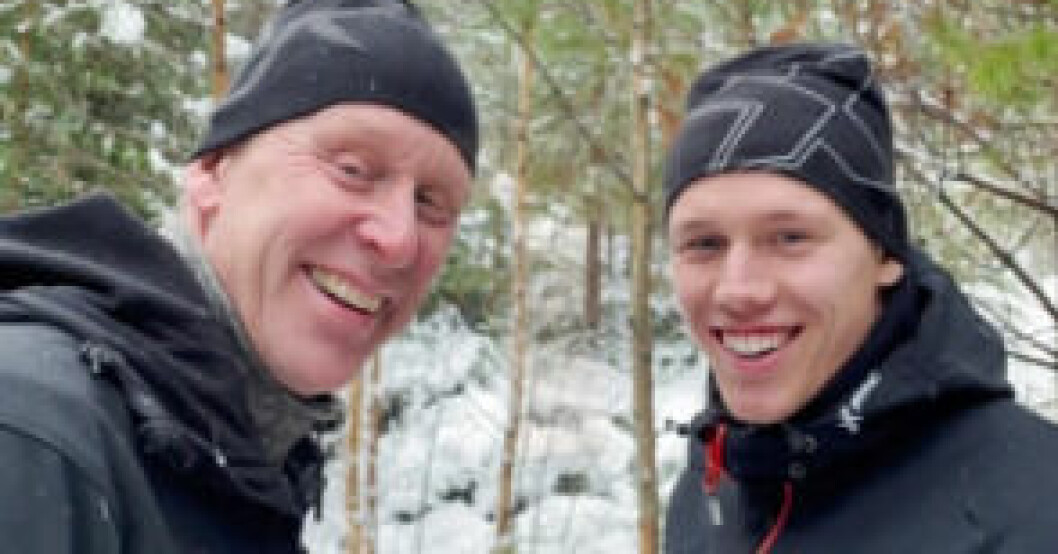 Ferry ute i naturen med sin pappa Gunde Svan. Ferry ute i naturen med sin pappa Gunde Svan.