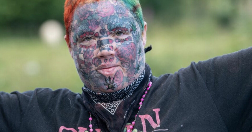 Melissa har blivit erbjuden gratis hjälp att lasra bort sina tatueringar, men hon vägrar. Melissa har blivit erbjuden gratis hjälp att lasra bort sina tatueringar, men hon vägrar.