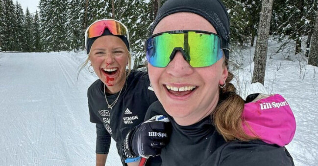 Frida Karlsson och Moa Ilar i skogen med skidorna på.